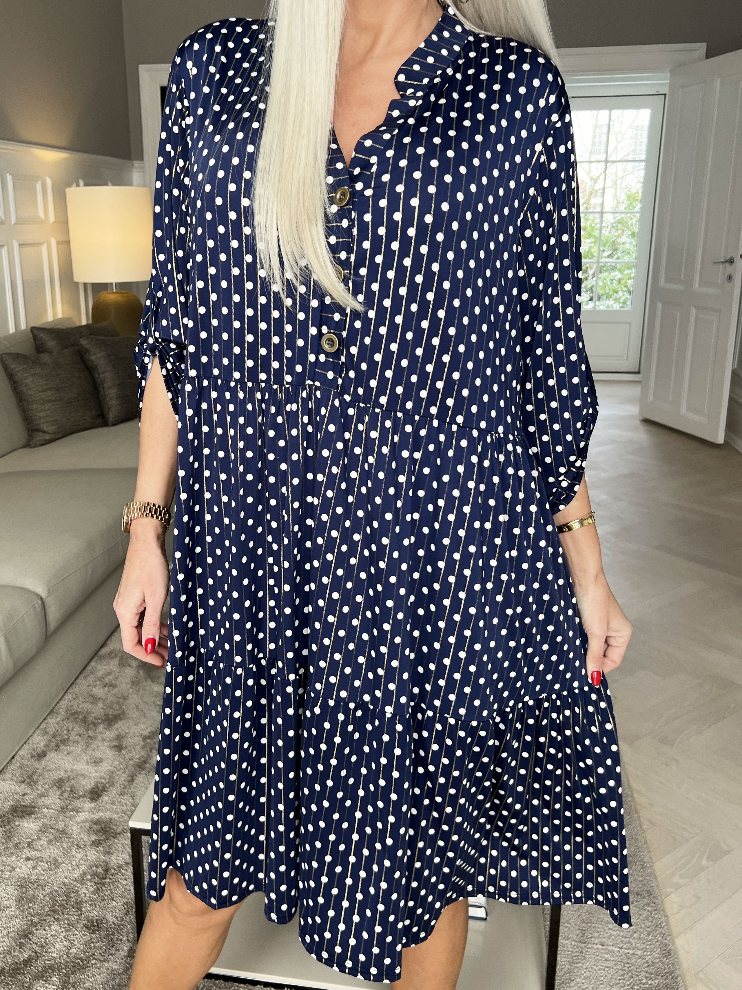 Milano Dot Midi - Kjole med prikker og lag på lag look